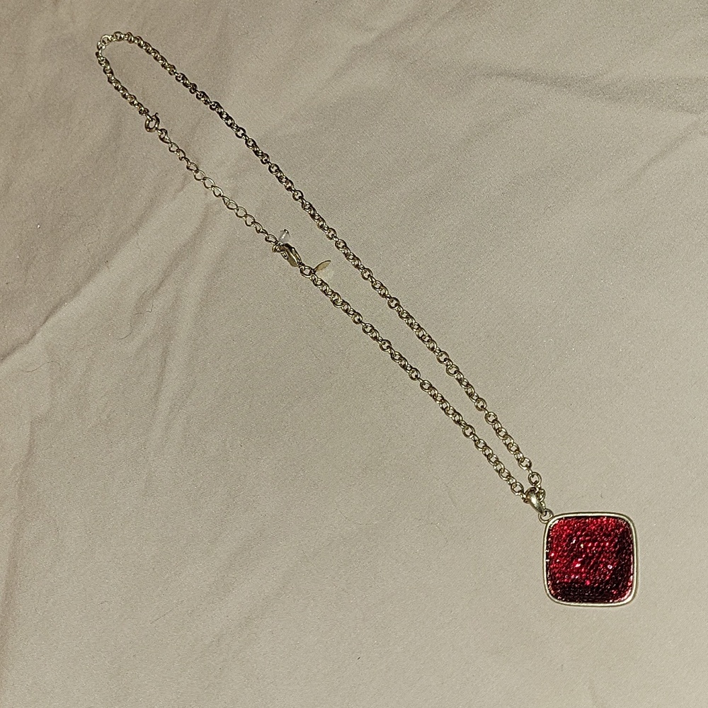 Glittering Pendant Necklace
